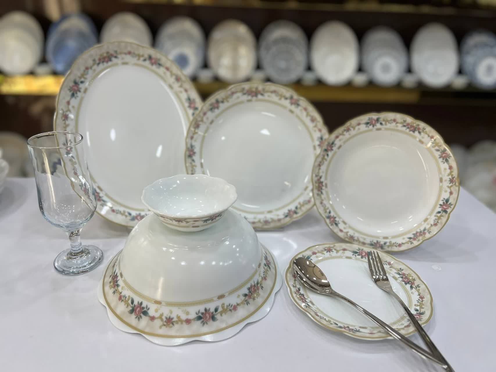 سرویس غذاخوری 6 نفره، طرح نیلوفری، برند مقصود (عروس)